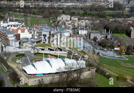 Erhöhten Blick auf Dynamic Earth und das schottische Parlament. Stockfoto