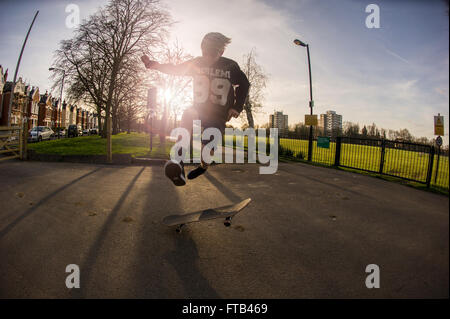 An einem sonnigen Frühlingstag Skaten in einem Londoner park Stockfoto