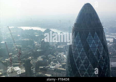 London: Die Gurke Swiss Re Gebäude von oben Stockfoto