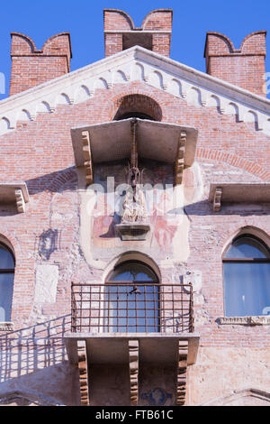 Detail des Justizpalastes im jeweiligen Zentrum von Soave, gebaut im Jahre 1375. Stockfoto