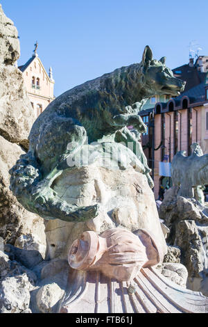 Der Fuchs, eines der vier Tiere (mit der Auerhahn, das Eichhörnchen, der Adler) auf den Faun-Brunnen im Quadrat Carli, Asiago, Stockfoto