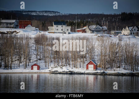 Arktische Küstenlandschaft von Finnsnes nach Tromsø, Norwegen. Stockfoto