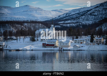 Arktische Küstenlandschaft von Finnsnes nach Tromsø, Norwegen. Stockfoto