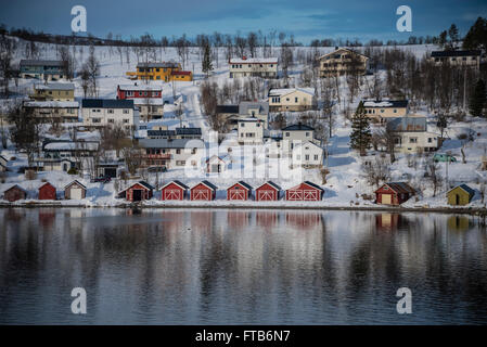 Rotes Boot befindet sich an der Seite von einem Fjord in der Nähe von Tromsø, Norwegen. Stockfoto