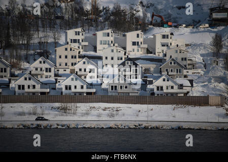 Arktische Küstenlandschaft von Finnsnes nach Tromsø, Norwegen. Stockfoto