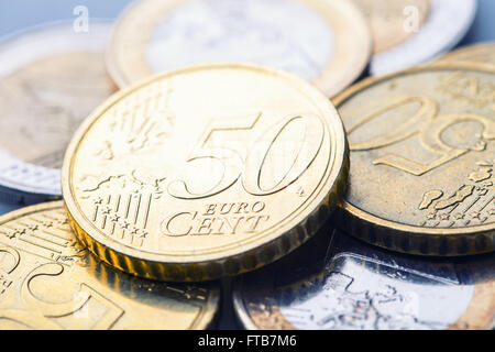 Euro-Münzen. Euro Geld. Euro-Währung. Münzen sind in verschiedenen Positionen auf einander gestapelt. Geld-Konzept Stockfoto