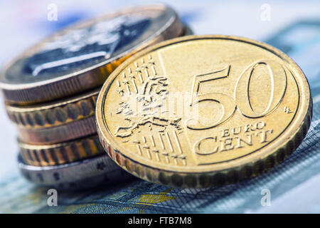 Euro-Münzen. Euro Geld. Euro-Währung. Münzen sind in verschiedenen Positionen auf einander gestapelt. Geld-Konzept Stockfoto