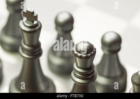 Helles und dunkles Holz Schachfiguren auf Schachtisch. Bild mit hoher Auflösung. Stockfoto