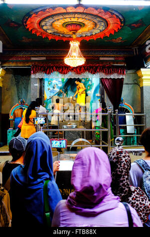 Touristen, die gerade einer hinduistischen Zeremonie in der Batu Caves Gombak, Selangor, Malaysia Stockfoto