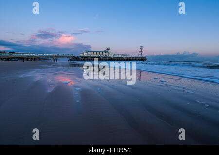 Der Strand von Bournemouth Pier in Dorset. Stockfoto