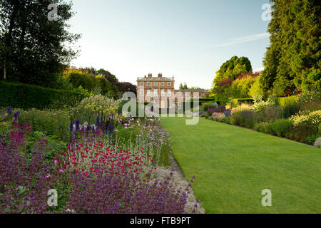 Die doppelte Staudenrabatten Newby Hall in Ripon, North Yorkshire, UK das Haus war ursprünglich von Christopher Wren entworfen Stockfoto