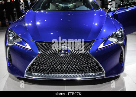 New York, NY, USA - 23. März 2016. Ein Lexus LC 500h an der New York International Auto Show gezeigt. Stockfoto