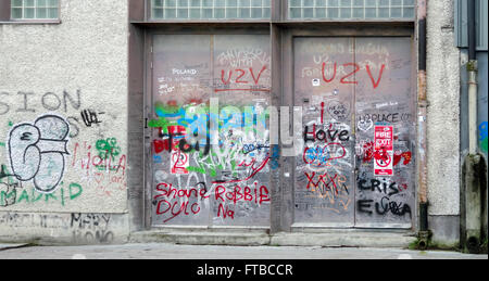 Wand mit bemalten Graffiti drauf gesehen in Dublin, Irland Stockfoto