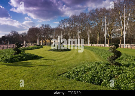 Das Kanada-Tor vor Buckingham Palace am Rande des Green Park, London, Vereinigtes Königreich. Stockfoto