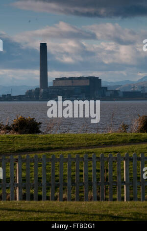 Einen weißen Lattenzaun und einen Patch Gras in Bo'Ness auf dem gegenüberliegenden Ufer aus Longannet Kraftwerk. Stockfoto