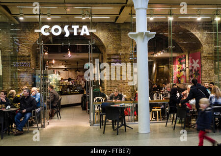 Ein Blick auf die Außenseite des Costa Coffee Shop in St Pancras International Bahnhof in London. Stockfoto