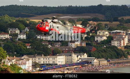 Sea King mk5 (Royal Navy) bei Dawlish Airshow 24.08.2013 mit First Great Western Zug im Hintergrund. Stockfoto