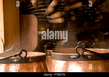 Kupfer-Herde mit dampfenden Lebensmittel in Stockfoto
