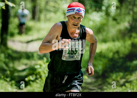 Miass, Russland - 28. Juni 2015: Alter Mann laufen beim Marathonlauf "sauberes Wasser-2015" Stockfoto