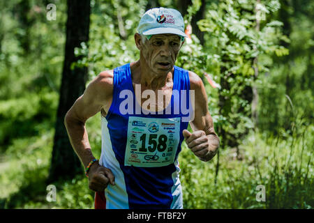 Miass, Russland - 28. Juni 2015: Unbekannter Greis laufen beim Marathonlauf "sauberes Wasser-2015" Stockfoto