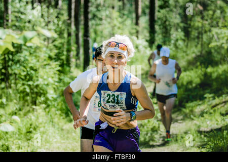 Miass, Russland - 28. Juni 2015: Unbekannte alte Frau laufen beim Marathonlauf "sauberes Wasser-2015" Stockfoto