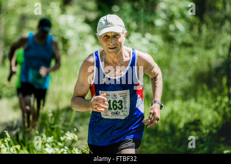 Miass, Russland - 28. Juni 2015: Alter Mann laufen beim Marathonlauf "sauberes Wasser-2015" Stockfoto