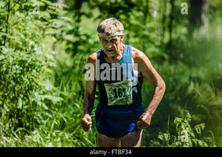 Miass, Russland - 28. Juni 2015: Unbekannter Greis laufen beim Marathonlauf "sauberes Wasser-2015" Stockfoto