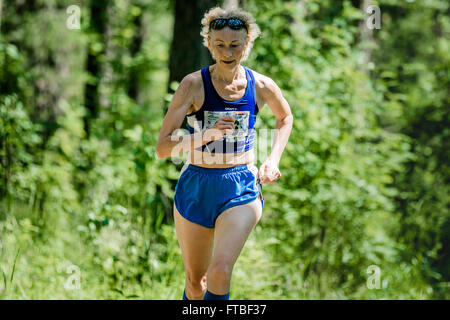 Miass, Russland - 28. Juni 2015: alte Frau laufen beim Marathonlauf "sauberes Wasser-2015" Stockfoto