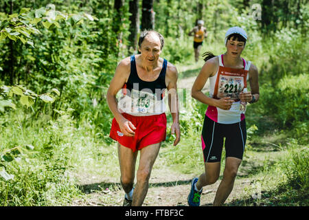 Miass, Russland - 28. Juni 2015: alte Mann und das Mädchen laufen beim Marathonlauf "sauberes Wasser-2015" Stockfoto