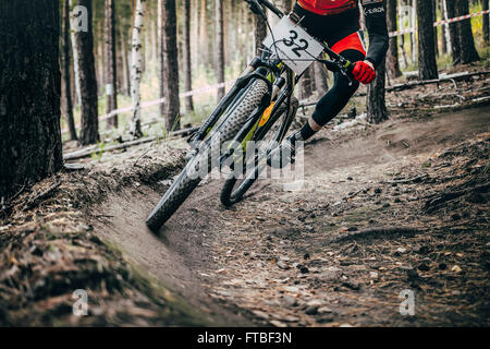 Sludorudnik, Russland - 13. September 2015: Athlet Mountainbiker reitet auf einen u-turn bei Blagikh Racing Cup Mountainbike Stockfoto