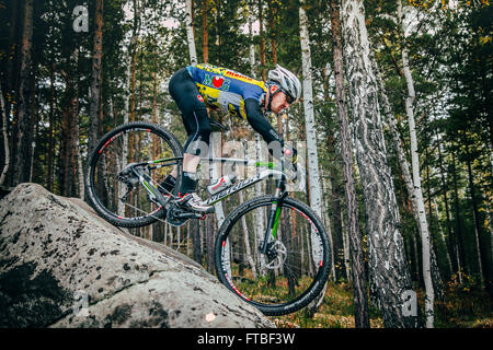 Sludorudnik, Russland - 13. September 2015: Radfahrer auf einem großen Stein bei Blagikh Racing Cup Mountainbike Radfahren Stockfoto
