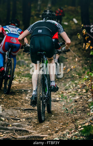 Sludorudnik, Russland - 13. September 2015: Wettbewerb Radfahrer bergauf bei Blagikh Racing Cup Mountainbike Stockfoto