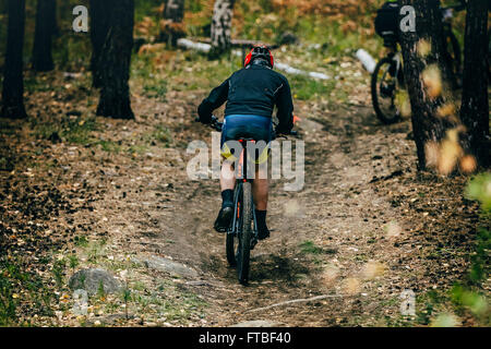 Sludorudnik, Russland - 13. September 2015: Racer Radfahrer bergauf bei Blagikh Racing Cup Mountainbike Stockfoto