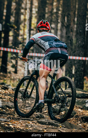 Sludorudnik, Russland - 13. September 2015: Racer Radfahrer Reittouren durch Boden und Steinen bei Blagikh Racing Cup Mountainbike Stockfoto