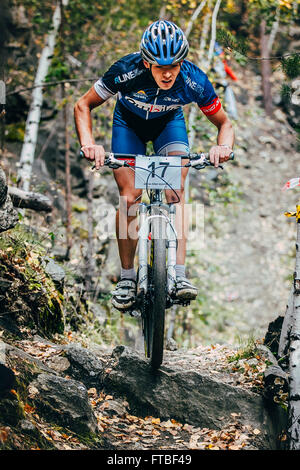 Sludorudnik, Russland - 13. September 2015: Reiter Reiter überwindet Anstieg der Berge auf den Felsen bei Blagikh Racing Cup Stockfoto