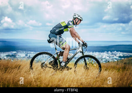 V.Ufaley, Russland - 9. August 2015: Radfahrer fährt auf einem Berg während der Rennen "Großer Stein" Stockfoto
