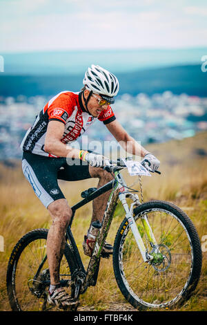 V.Ufaley, Russland - 9. August 2015: Fahrradfahrer steilen Hügel während der Rennen "großer Stein" Stockfoto