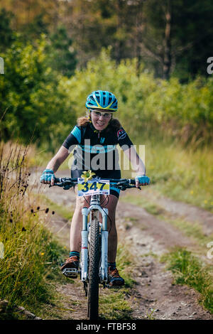 V.Ufaley, Russland - 9. August 2015: Mädchen Racer auf Fahrrad reitet auf dem Trail Rennen "Großer Stein" Stockfoto