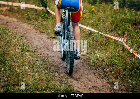 Sludorudnik, Russland - 6. August 2015: Mädchen Mountainbike-Touren auf den Spuren während Spartakiada in Radsport-Mountainbike Stockfoto