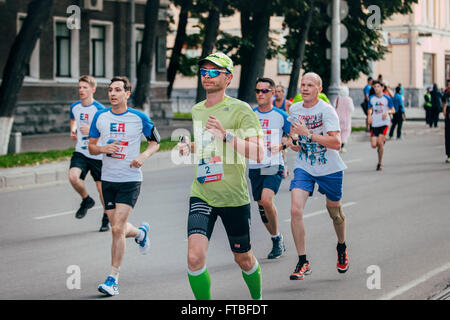 Jekaterinburg, Russland - 1. August 2015: männlicher Athlet läuft beim Marathon von Europa nach Asien Stockfoto