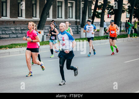 Jekaterinburg, Russland - 1. August 2015: konkurriert Greis Läufer beim Marathon von Europa nach Asien Stockfoto