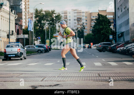 Jekaterinburg, Russland - 1. August 2015: junge Sportler im Sommer Stadt laufen Stockfoto