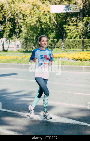 Jekaterinburg, Russland - 1. August 2015: junges Mädchen mit Wasserflasche, die Straße der Stadt laufen Stockfoto