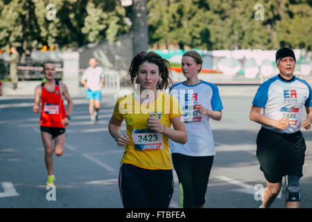 Jekaterinburg, Russland - 1. August 2015: Mädchen laufen Marathon von Europa nach Asien Stockfoto