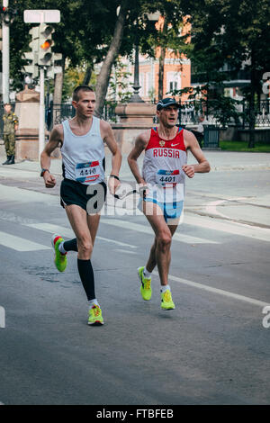 Jekaterinburg, Russland - 1. August 2015: blinde Athleten laufen während der Marathon von Europa nach Asien Stockfoto