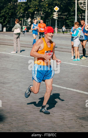 Jekaterinburg, Russland - 1. August 2015: konkurriert Greis Läufer beim Marathon von Europa nach Asien Stockfoto