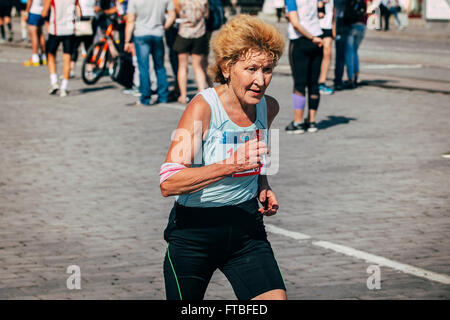 Jekaterinburg, Russland - 1. August 2015: konkurriert alte Läufer beim Marathon von Europa nach Asien Stockfoto