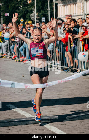 Jekaterinburg, Russland - 1. August 2015: Sportlerin Gewinner des Marathon von Europa nach Asien Stockfoto