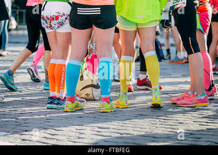 Jekaterinburg, Russland - 1. August 2015: Gruppe von Mädchen Läufer vor dem Start des Rennens. hellen Sneakers und Socken an den Füßen Stockfoto