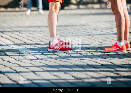 Jekaterinburg, Russland - 1. August 2015: Beine in hellen Turnschuhen beim Marathon von Europa nach Asien Stockfoto